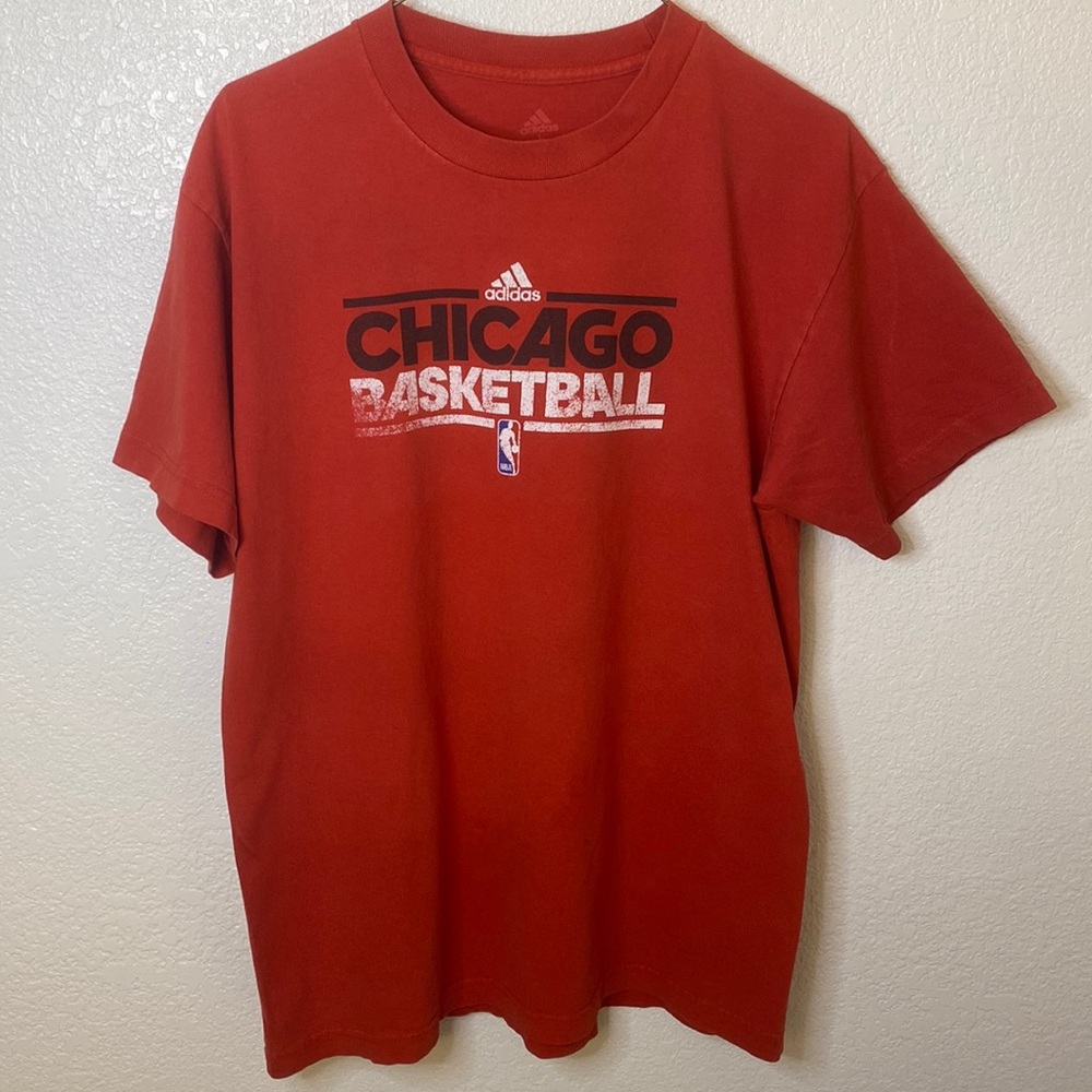 Large,Adidas vintage Chicago bulls t shirt.